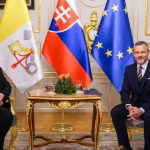 AKTUALIZACIA CIRKEV Na Slovensko pricestoval vatikansky minister zahranicia Paul Richard Gallagher ktory si pripomenie podpis zakladnej zmluvy medzi statom a cirkvou