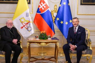 AKTUALIZACIA CIRKEV Na Slovensko pricestoval vatikansky minister zahranicia Paul Richard Gallagher ktory si pripomenie podpis zakladnej zmluvy medzi statom a cirkvou