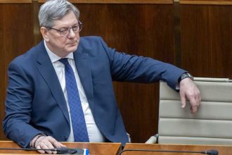 B Susko Ustavny sud SR je neprimerane zatazeny agendou prietahov v konani