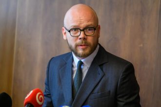 Dvorak vyzval Saska aby odvolal generalneho tajomnika sluzobneho uradu Ministerstva zdravotnictva