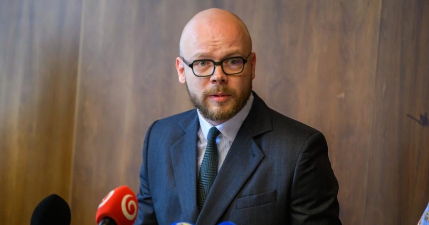 Dvorak vyzval Saska aby odvolal generalneho tajomnika sluzobneho uradu Ministerstva zdravotnictva