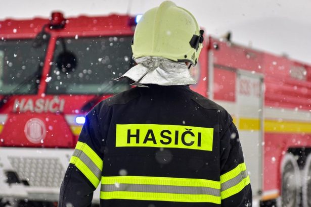HaZZ V obci Vozokany hori strecha dvojdomu