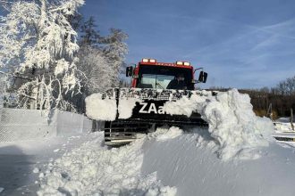 Haldy snehu zaplavili cast mesta ludia zazivaju zimnu rozpravku