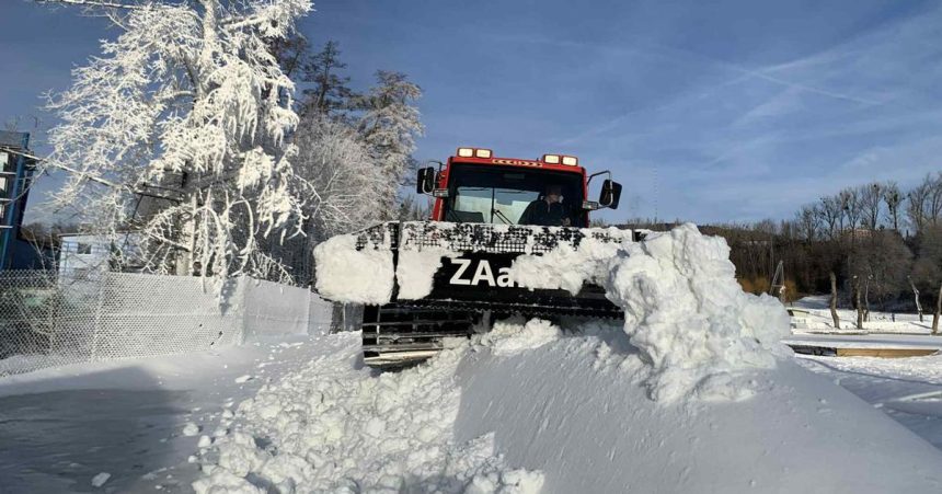 Haldy snehu zaplavili cast mesta ludia zazivaju zimnu rozpravku
