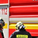 Hasici likviduju poziar zahradnej chatky v Detve