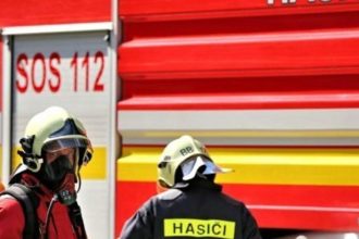 Hasici likviduju poziar zahradnej chatky v Detve