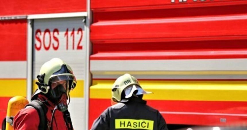 Hasici likviduju poziar zahradnej chatky v Detve