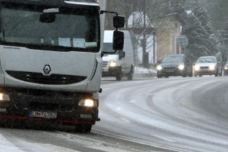 Huste snezenie komplikuje dopravu v Trencianskom kraji