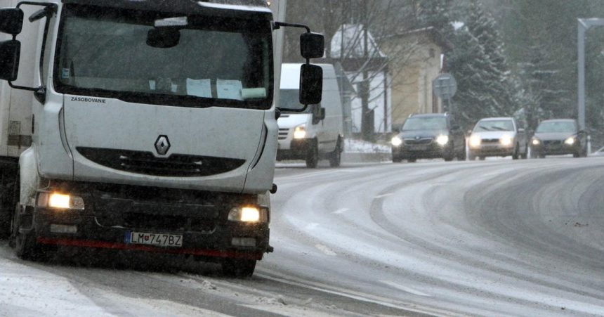 Huste snezenie komplikuje dopravu v Trencianskom kraji
