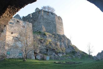 Jedli morske ustrice a na dvore hrali kocky Neprebadan ruina skryva prekvapive pribehy