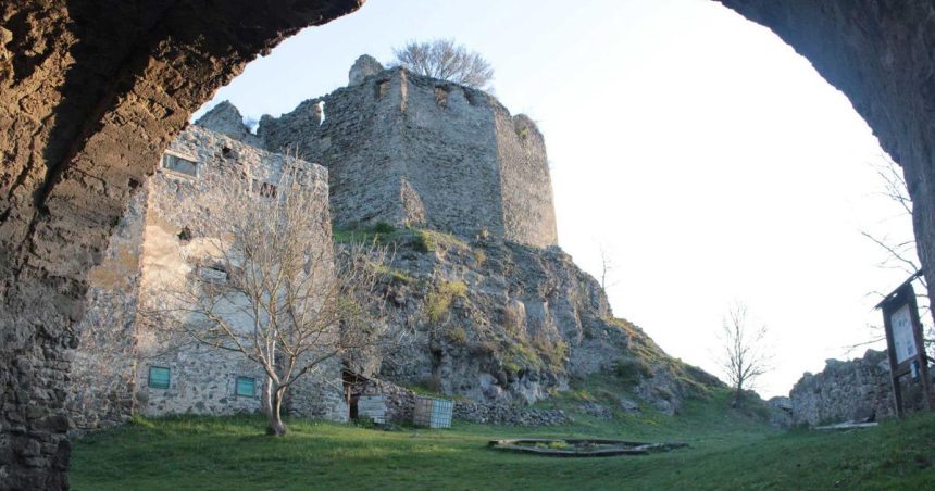 Jedli morske ustrice a na dvore hrali kocky Neprebadan ruina skryva prekvapive pribehy