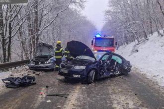 Medzi Rakosom a Slancom doslo k zrazke troch aut traja ludia utrpeli zranenia