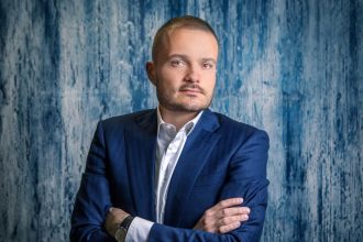 Miliardy aj vdaka Kalinakovi Strnad je zrazu v klube najbohatch na planete o jeho akcie prebiehala bitka