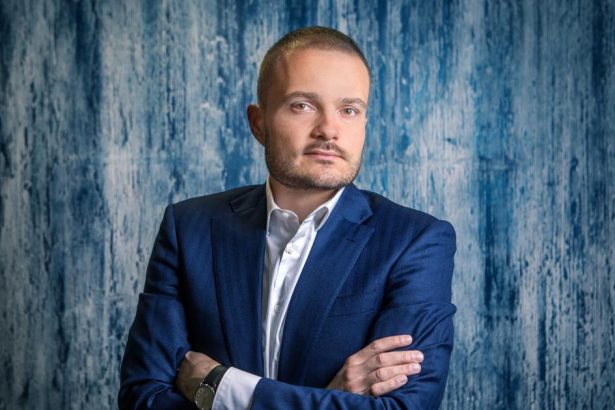Miliardy aj vdaka Kalinakovi Strnad je zrazu v klube najbohatch na planete o jeho akcie prebiehala bitka