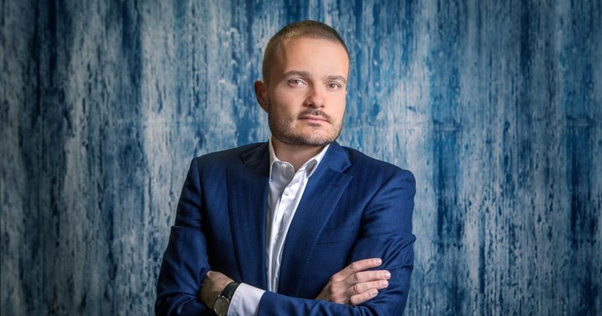 Miliardy aj vdaka Kalinakovi Strnad je zrazu v klube najbohatch na planete o jeho akcie prebiehala bitka