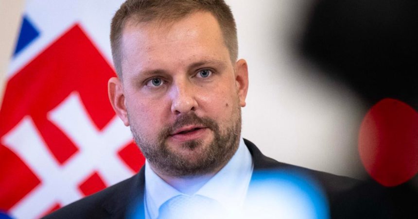 Minister Sasiko predstavil poslancom plan narodneho nemocnice vo Vajnoroch