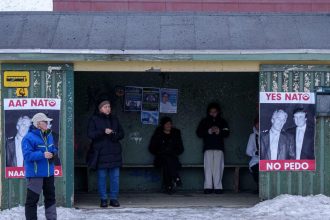 Neil Young daroval svoju hudbu obyvatelom Gronska na zmiernenie stresu z Trumpa