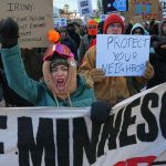 Nosia im jedlo a varuju pred agentmi ICE Susedov chrania aj byvali volici Trumpa