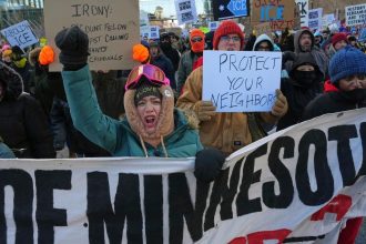 Nosia im jedlo a varuju pred agentmi ICE Susedov chrania aj byvali volici Trumpa