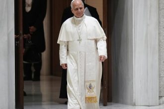 Papez prijal rodiny obeti poziaru v Crans Montane