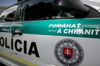 Policajne hliadky prenasledovali auto s hladanym muzom