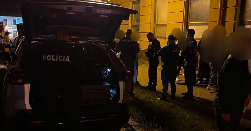 Policajti v Trnave kontrolovali neplnoletych osem z nich nafukalo jeden tinedzer mal cez dve promile
