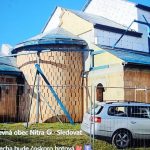 Pravoslavni veriaci sa modlia v provizoriu chram na Kalvarii pokrocil