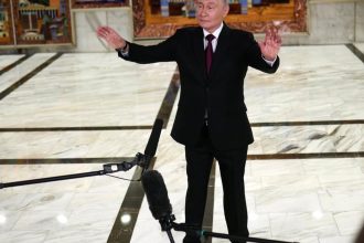 Putin medzi Madurom a Trumpom