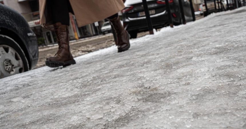 SHMU Na celom uzemi SR sa v sobotu nadalej vyskytuje ladovka