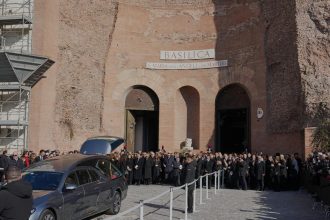 Svetove celebrity sa rozlucili s talianskym dizajnerom Valentinom