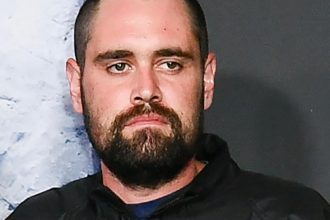 Syn rezisera Roba Reinera celi obvineniu z vrazdy