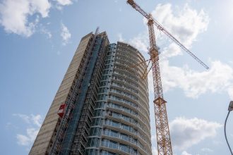 UHP vo svojom hodnoteni opat odporuca MO aby predstavil plan naplnienia budov