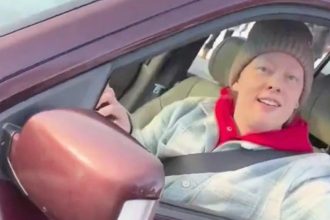 Zverejnili video ktore natocil agent co zastrelil zenu v Minneapolise