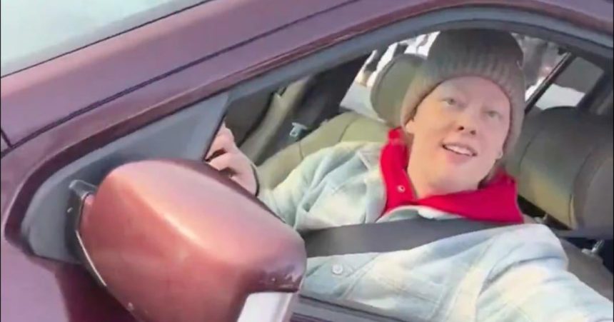 Zverejnili video ktore natocil agent co zastrelil zenu v Minneapolise