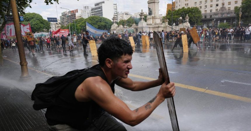 Argentinska policia nasadila vodne dela pri protestoch proti pracovnym reformam