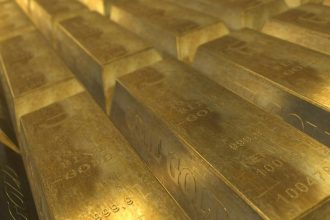 Cena zlata klesla pod urove 4900 USD za uncu