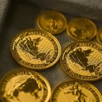 Cena zlata mierne klesla no stale sa drzi nad 5000 USD za troysk uncu