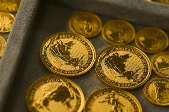 Cena zlata mierne klesla no stale sa drzi nad 5000 USD za troysk uncu