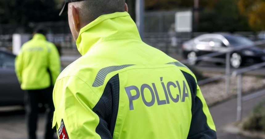 Hnutie Slovensko kritizuje vladu za pokles miezd policajtov a hasicov