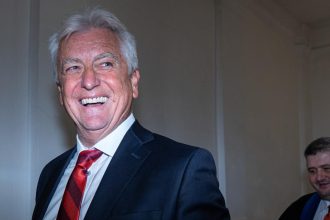 Hra sa Brhel opat na schovavacku Vo firmach ho nevidno miliony ano