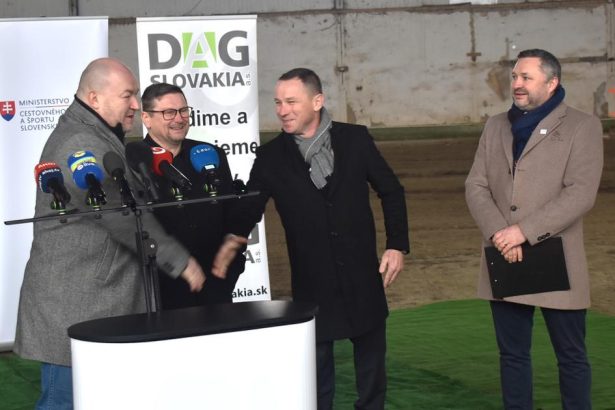 Huliak Na kona nesadnem ale moja dcera ich miluje Minister otvoril vystavbu jazdeckeho centra