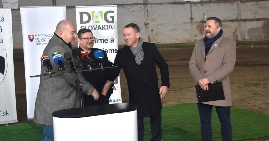 Huliak Na kona nesadnem ale moja dcera ich miluje Minister otvoril vystavbu jazdeckeho centra