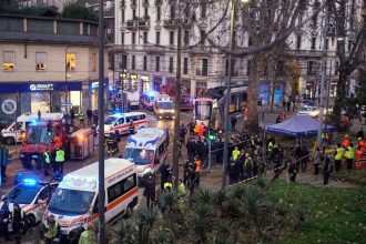 Jedna osoba zahynula po vykolajeni tramvaja v Milane