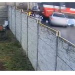 Kamera zachytila zrazku vozidla s vlakom posadka z miesta usla