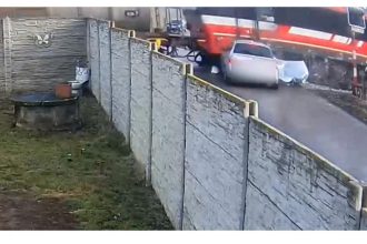 Kamera zachytila zrazku vozidla s vlakom posadka z miesta usla