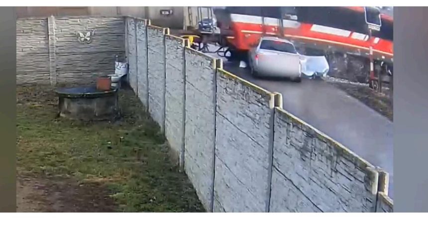 Kamera zachytila zrazku vozidla s vlakom posadka z miesta usla
