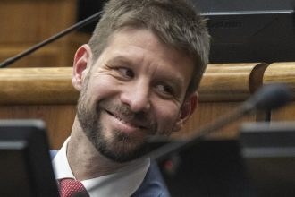 Koalicia podla PS zablokovala rokovanie parlamentneho vyboru kde sa malo diskutovat o obetiach Epsteina