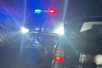 Odic pod vplyvom drog so zakazom soferovania narazil do auta policajnej hliadky