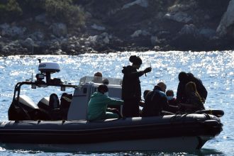 Po potopeni clna v Egejskom mori zahynuli traja migranti styria su nezvestni