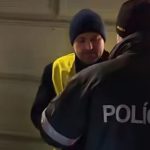 Policia zadrzala Orosza kvoli napisu Demonstranti tvrdia ze nespochybnjuju Benesove dekrety